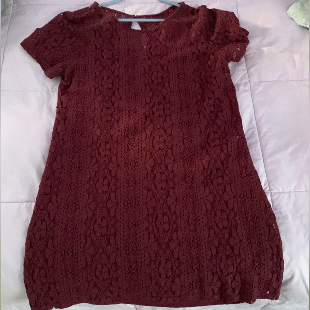 Abercrombie & Fitch burgundy lace short sleeve dress with adjustable lining.